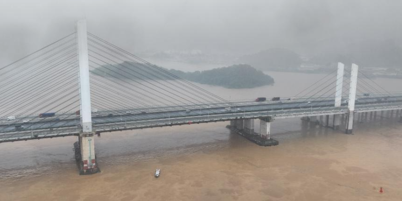廣東佛山九江大橋防撞墩受船舶擦碰，船只沉沒